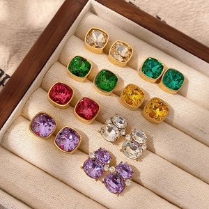 Goldene Ohrstecker-Set mit bunten Zirkonia in quadratischer Form im Holzdisplay
