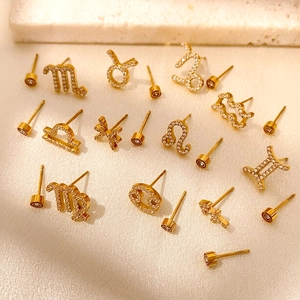 Boucles d'Oreilles Clous Asymétriques en Acier Inoxydable 12 Symboles du Zodiaque Or Plaqué Zircone Bijoux de Niche Cadeau