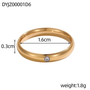 Anello dorato minimalista con zircone rotondo e finitura in metallo lucido