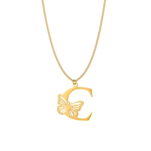 Elegante collana con ciondolo a farfalla e lettera C dorata su una catena sottile
