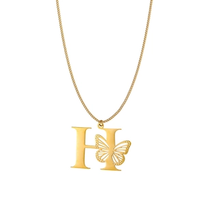 Macro del ciondolo a farfalla traforata con lettera H su collana in oro 18k lucido