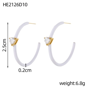 Detailopname van C-vormige hartoorringen met 2,5 cm hoogte en wit emaille