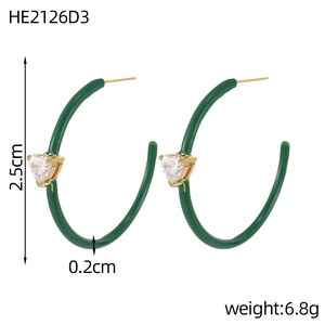 Detail van 2,5 cm groene C-vormige oorringen met hartvormige zirkonia inleg