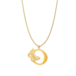 Dettaglio della collana a farfalla placcata oro 18k con ciondolo a lettera O traforata