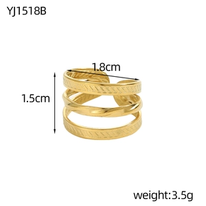 Detailweergave van drielaagse gouden ring met geometrische patronen en touwontwerp