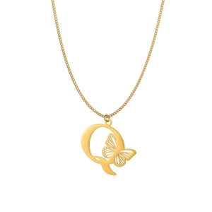 Dettaglio macro della collana placcata oro 18k con farfalla traforata e ciondolo lettera Q