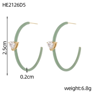 Detail van 2,5cm groene emaille hart oorbellen met goudlaag en afmetingen