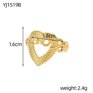 Detail goudkleurige hartring gewicht 2,4g en afmetingen van 1,6cm bij 1,8cm