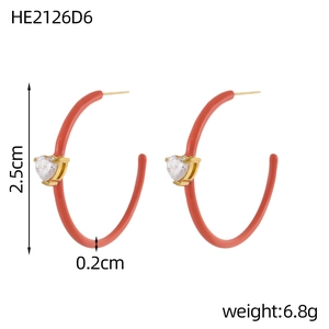 Detail van 2,5cm oranje emaille C-vormige oorringen met hartzirkoon en afmetingen