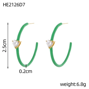 Detail van 2,5 cm groene emaille C-vormige oorringen met glanzend zirkonia hartje