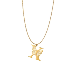 Dettaglio macro della collana placcata oro 18k con lettera X e ciondolo farfalla cava