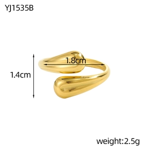 Detailweergave van een gouden waterdruppelring met afmetingen 1,8cm x 1,4cm en 2,5g gewicht