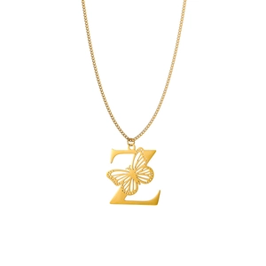Dettaglio della collana in acciaio inossidabile placcato oro 18k con farfalla e lettera Z