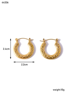 Dettaglio orecchini a U dorati con trama a nido d'ape e altezza di 2,4 cm in stile retro