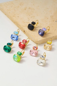 Detalle de pendientes con cristales de colores y acabado en oro de 14 quilates de lujo