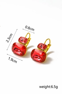 Detalle de pendientes cuadrados de circón con 2,3 cm de altura y peso de 6,5 g