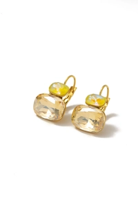 Detalle de pendientes de oro de 14k con cristales de circonita amarillos y champán