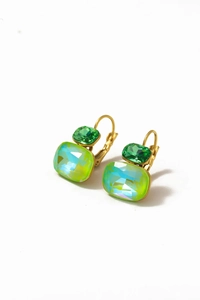 Detalle de pendientes cuadrados de circón verde en acero de titanio chapado en oro de 14K