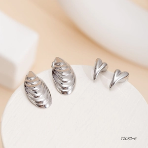 Set de pendientes de metal plateado pulido con forma de concha y corazón minimalista