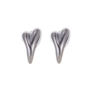 Vista detallada de pendientes 3D en forma de corazón con acabado metálico pulido