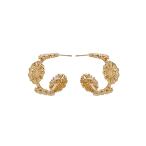 Dettaglio degli orecchini a cerchio a C dorati con fiori di margherita in stile vintage retrò