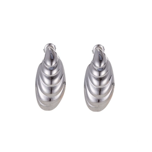 Primer plano de pendientes de plata tipo croissant con diseño ondulado y brillo pulido