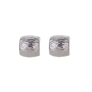 Pendientes de aro croissant plateados con textura martillada de estilo francés minimalista