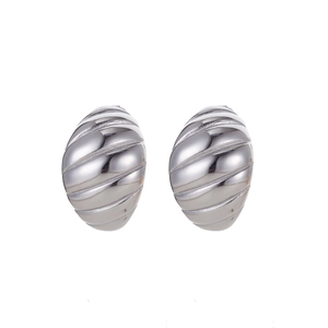 Pendientes de aro croissant plata brillante con diseño metálico de estilo minimalista