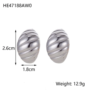 Detalle de pendientes de croissant plateados con 2,6 cm de altura y textura estriada