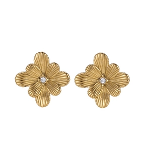Orecchini a lobo vintage a fiore in oro con zirconi bianchi su sfondo bianco puro