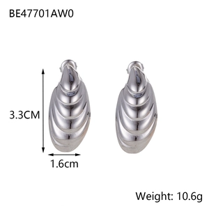 Detalle de pendientes de gota plateados con surcos curvos de 3,3 cm por 1,6 cm