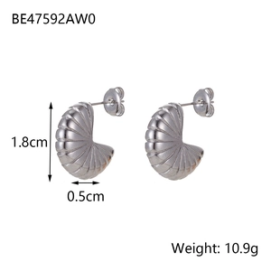 Detalle de pendientes croissant de metal plateado con textura acanalada y medidas
