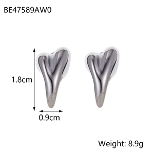 Vista de detalle de pendientes de corazón plateados con medida de 1,8 cm de alto