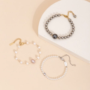 Elegante set di bracciali di perle con catene in metallo argentato e placcato oro 14K