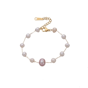 Dettaglio di bracciale con perle d'acqua dolce, catena d'oro e marchio IPG14K