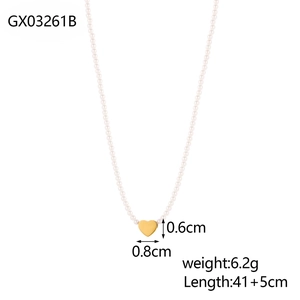Detalle de collar de perlas con colgante de corazón dorado y medidas precisas