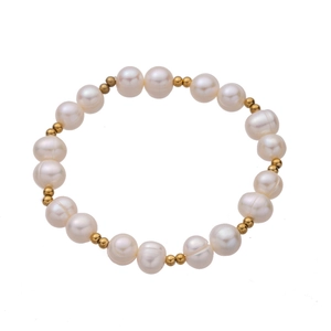 Dettaglio macro dell'elegante bracciale di perle con piccole perline dorate