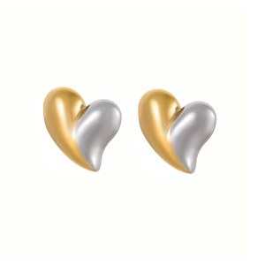 Gros plan de boucles d'oreilles en forme de cœur avec une finition bicolore or et argent