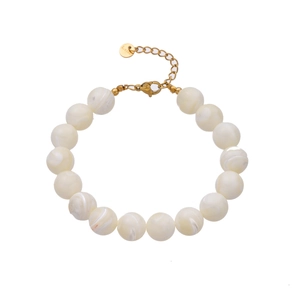Dettaglio del bracciale di perle con chiusura a moschettone in acciaio inossidabile