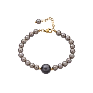 Dettaglio del bracciale con perle grigio scuro, perla nera e chiusura a moschettone