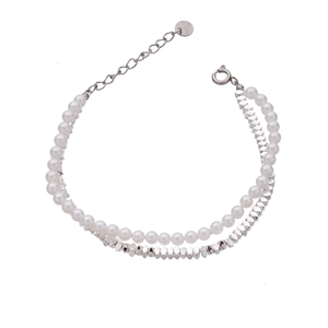 Dettaglio del bracciale a doppio strato in acciaio inossidabile e perle con estensione