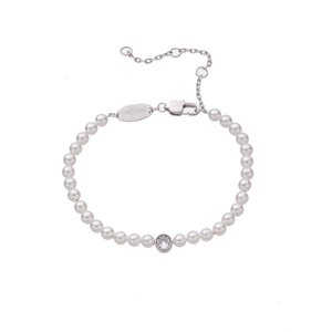 Dettaglio del bracciale di perle con ciondolo in zircone e chiusura a moschettone regolabile