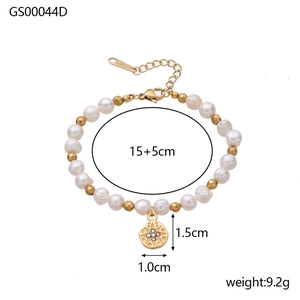Dettaglio del bracciale di perle con ciondolo a stella e chiusura a moschettone