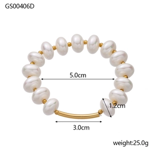 Dettaglio del bracciale con perle da 1,2 cm, tubo dorato e etichette delle dimensioni