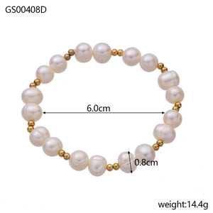 Dettaglio del bracciale di perle con sfere dorate, diametro 6,0 cm e perle da 0,8 cm