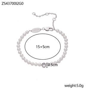 Dettaglio del bracciale di perle con zircone centrale e catena regolabile in argento 15+5cm