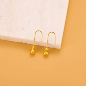 Detail von 18K Goldtropfenohrringen mit Metallkugeln und U-förmigen Ohrhaken
