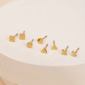 Set di orecchini a lobo geometrici in acciaio al titanio dorato con quattro paia eleganti