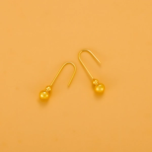 Detail der minimalistischen goldenen Tropfenohrringe im französischen Stil mit Glanz