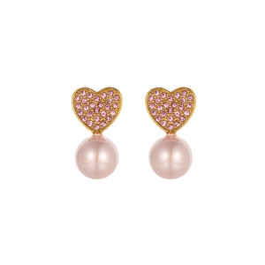 Détail de boucles d'oreilles en cœur avec cristaux roses et perles roses rondes